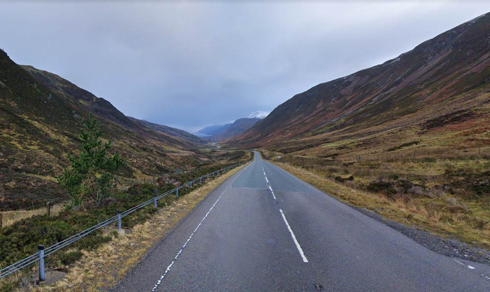 The road curing through Glen dohart